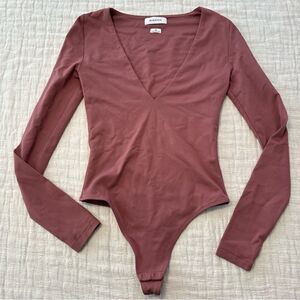Aritzia Babaton Mauve Long Sleeve Contour V-Neck Bodysuit Size XS